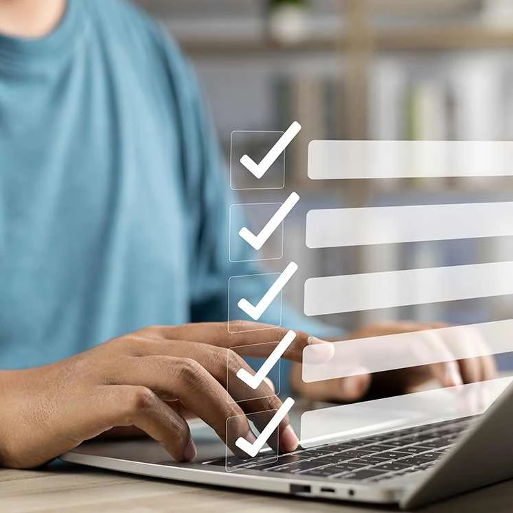 personne qui tapote sur son clavier