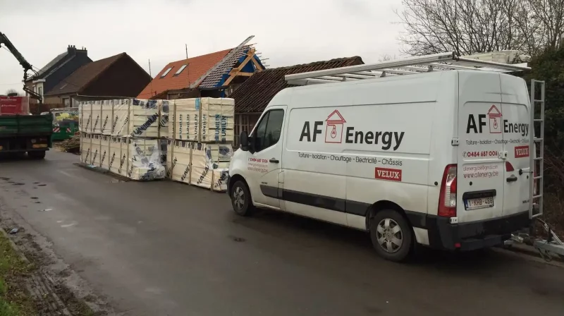 camionnette AF Energy devant une maison en chantier